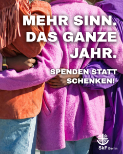 Drei Frauen umarmen sich. Auf dem Bild steht "Mehr Sinn. Das ganze Jahr". Spenden statt schenken."