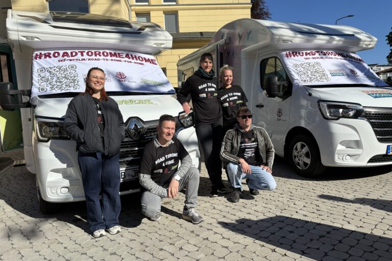 Crew vor den Mobilen